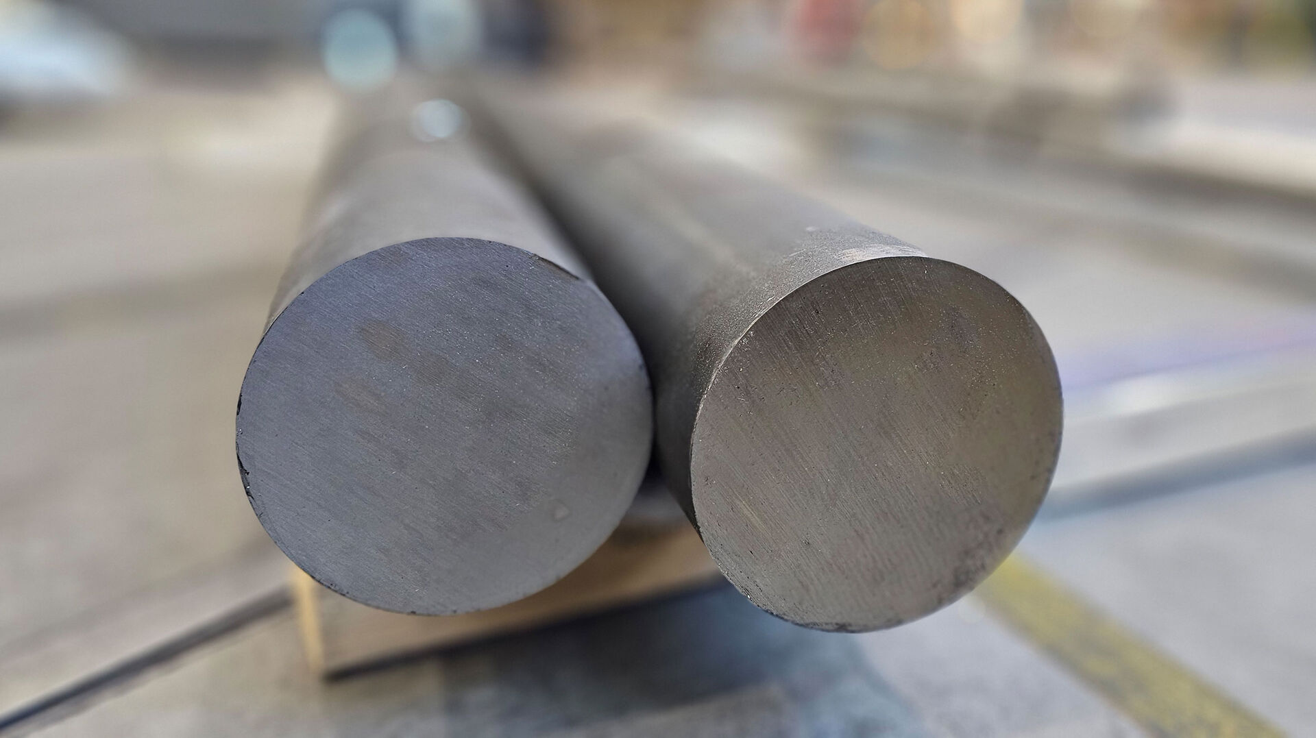 Nahaufnahme der Stirnflächen und Materialoberfläche von Rundstäben